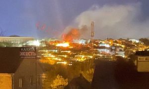 После удара беспилотника загорелся нефтеперерабатывающий завод в Калуге