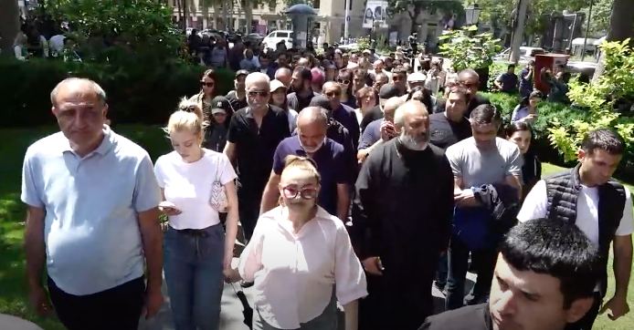 Дороги заблокированы, народ выходит на улицы: массовые протесты продолжаются в Армении 