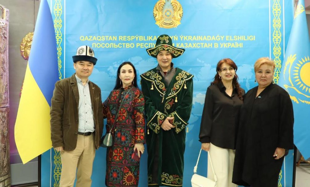 Они вместе? Посольство Казахстана на Украине провело концерт солидарности 
