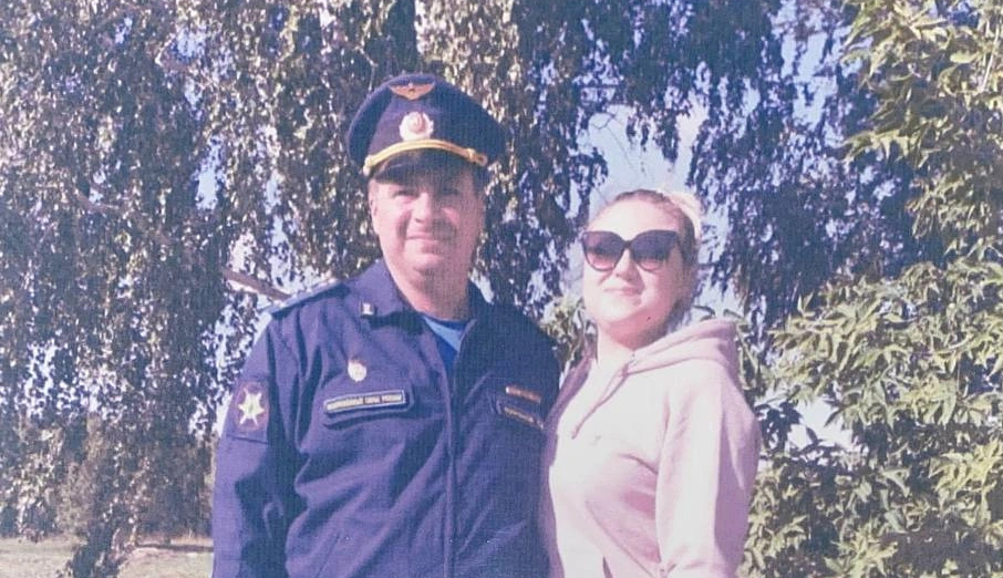 «Заковали в наручники»: в Екатеринбурге 50-летнего авиатехника пытаются силой отправить на СВО 