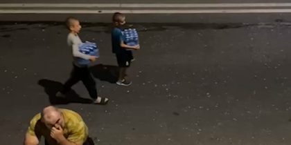 «Думали петарда»: в Дагестане двух мальчиков, раздававших воду бойцам спецназа во время теракта, представят к награде