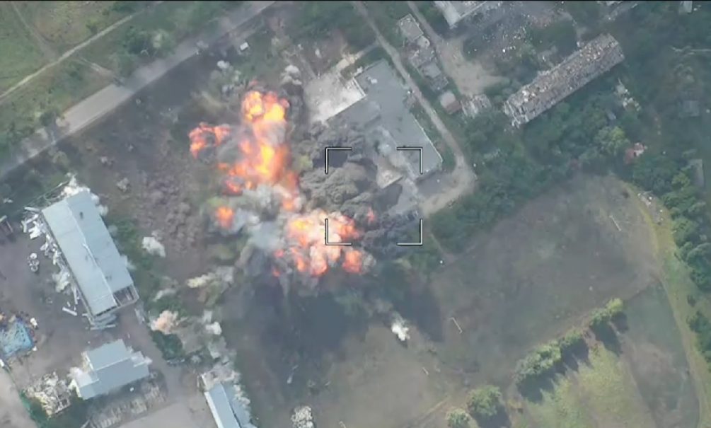 «Десятки бойцов сгорели заживо»: появились кадры второго удара ФАБ-3000, поразившего базу ВСУ 