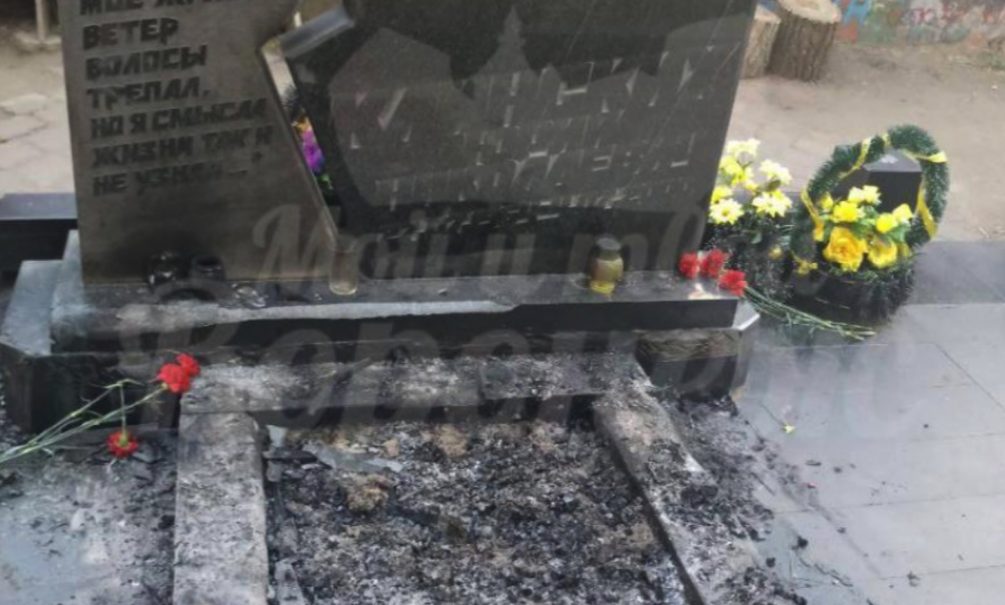 «Юра, прости нас»: в Воронеже осквернили могилу лидера группы «Сектор Газа» 