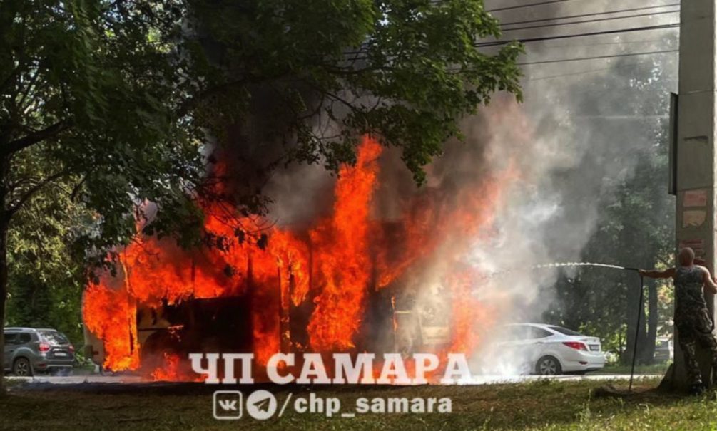 В Самаре загорелся автобус с живыми людьми 