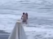 Жуткое видео: в Сочи девушку унесло мощной волной в море  