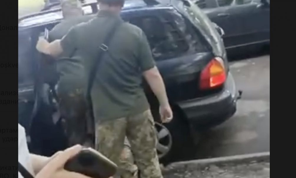 Украинские военкомы начали осаждать дворы жилых домов в Харькове 