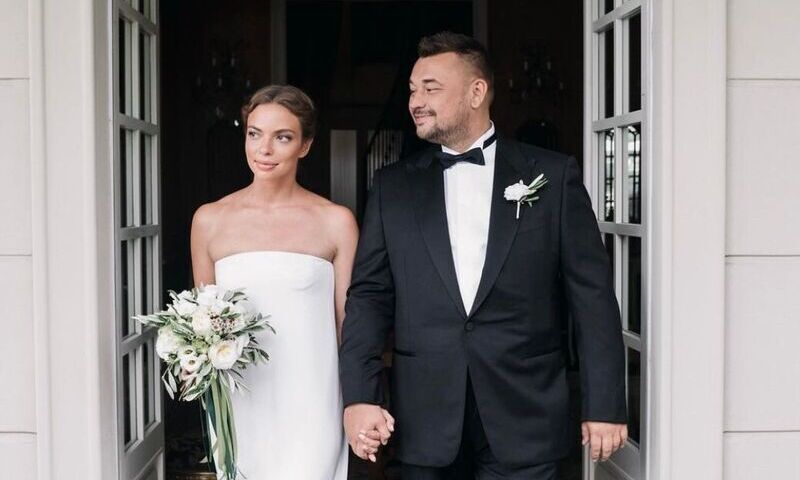 «Мне кажется - это самое прекрасное»: Сергей Жуков рассказал, как отметил 19-ю годовщину свадьбы с супругой 