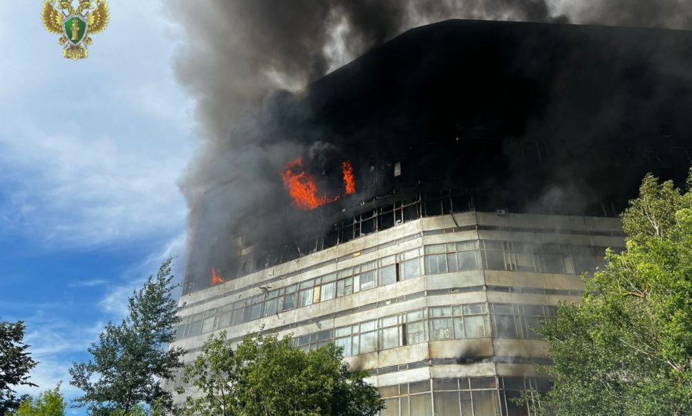 Жуткие кадры: во Фрязино люди выпрыгивали из горящего здания бывшего НИИ 