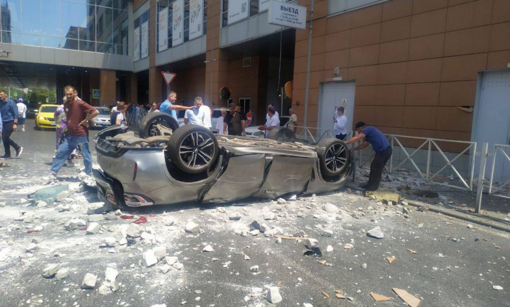Машина упала с парковки ТЦ в Краснодаре — семья с ребенком погибла на месте   