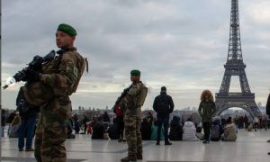 Гробы с намеком: в Париже возле Эйфелевой башни провели шокирующую акцию
