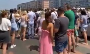 В Краснодаре митинг, людей задерживает полиция – жители протестуют против отключений света