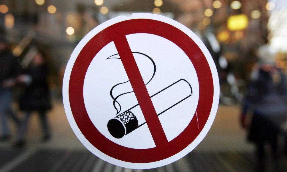 Запретить курение вблизи остановок, магазинов и организаций, расположенных в жилых домах, намерены в Госдуме 
