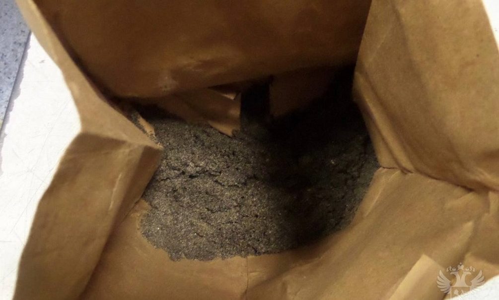 Таможенники во Внуково нашли у пассажирки опасный песок из Индии   