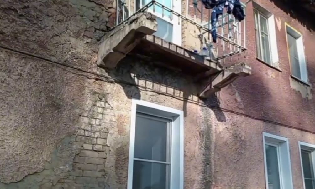 Балкон дома обрушился вместе с женщиной в российском регионе 