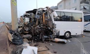 Туристический автобус с россиянами и белорусами, ехавший в аэропорт Антальи, врезался в ограждение