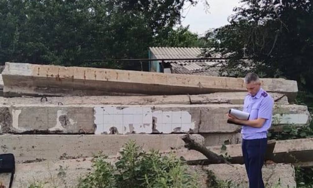 Один погиб, второй травмирован: бетонная плита упала на детей в Волгоградской области 