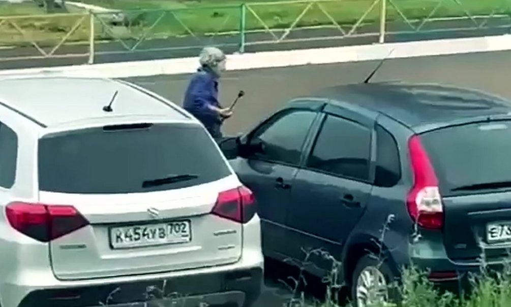 В Башкирии пенсионерка побила тростью мешавшие ей спать автомобили 