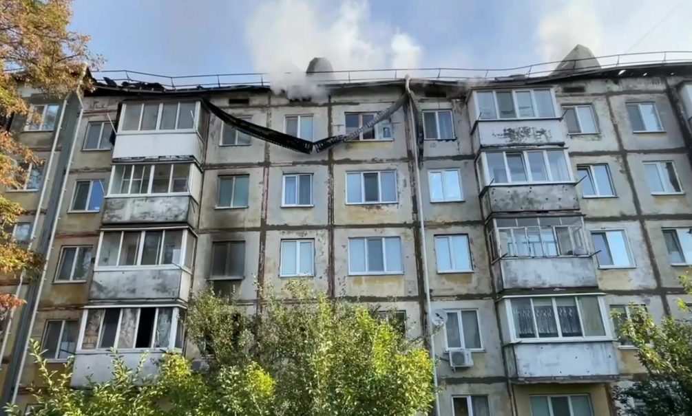 Горит пятиэтажка: ВСУ ударили кассетными боеприпасами по жилому кварталу в Шебекино 