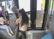 Нелегалка набросилась с кулаками на кондуктора в московском автобусе