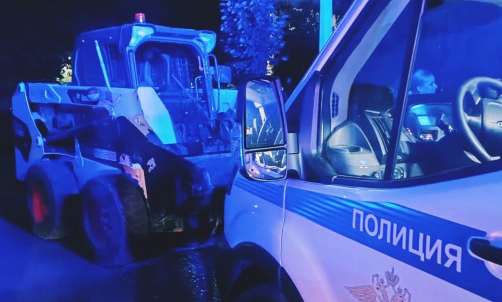 Полицейский со стрельбой остановил ночную укладку асфальта в Петербурге 