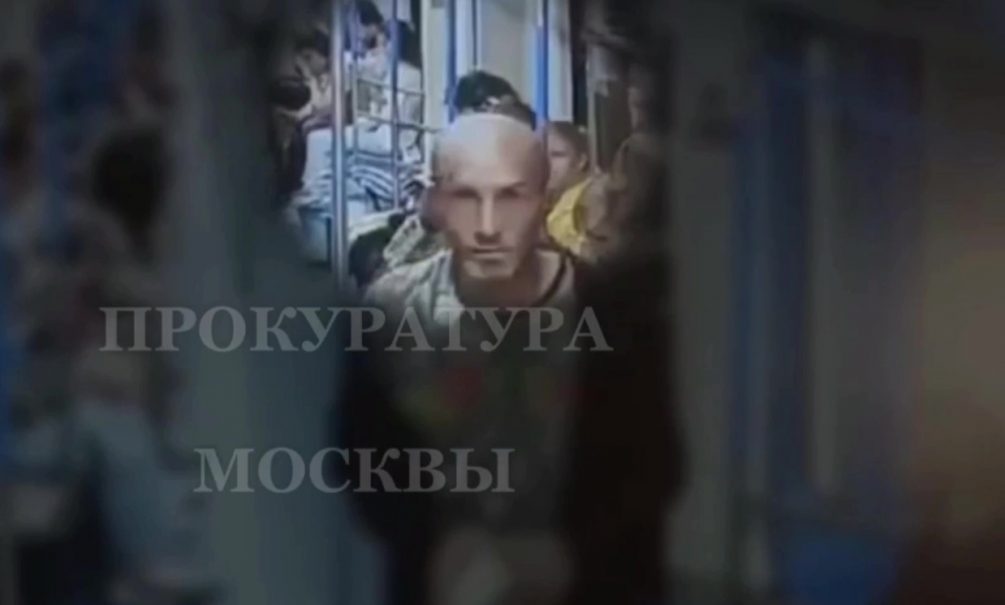 Приезжий несколько минут крушил вагоны поезда в московском метро 