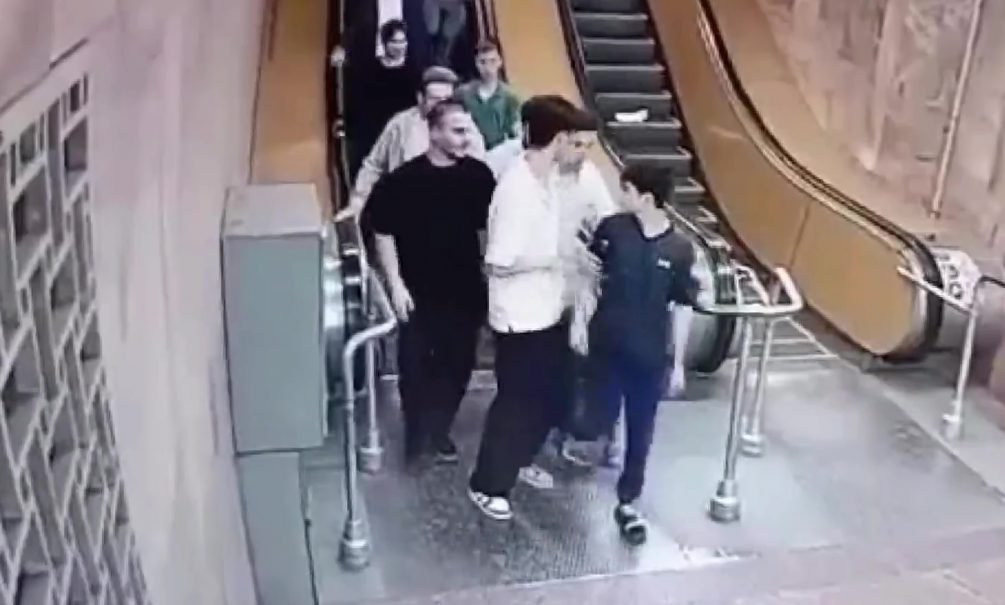 «Больше так не делаем»: приезжие избили и ограбили москвича на эскалаторе в метро 
