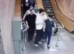 «Больше так не делаем»: приезжие избили и ограбили москвича на эскалаторе в метро