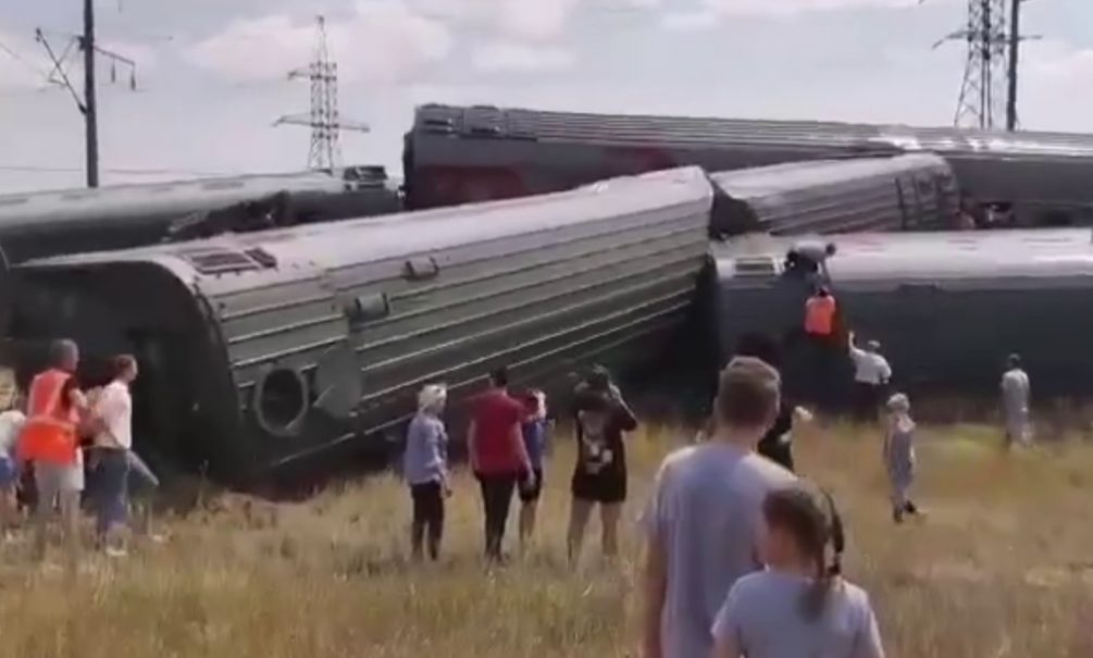 Пассажирский поезд «Казань-Адлер» перевернулся в Волгоградской области 