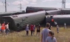 Пассажирский поезд «Казань-Адлер» перевернулся в Волгоградской области
