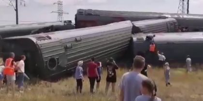 Пассажирский поезд «Казань-Адлер» перевернулся в Волгоградской области
