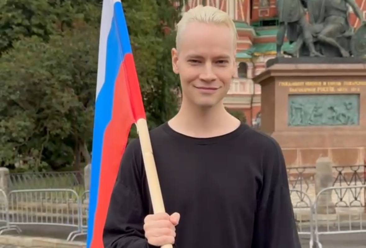 «Нашу песню не задушишь, не убьешь!»: SHAMAN устроил митинг-концерт у стен посольства США в Москве