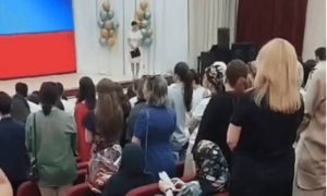 Родители не встали, дети заткнули уши: скандал из-за гимна России в школе Нальчика получил продолжение