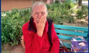 «Никому не нужна, никого больше у меня нет»: пенсионерку из Волгодонска близкие люди выселили на лавочку под окнами