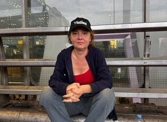 Спит на лавочках и просит милостыню: бывшая полицейская из Краснодара живет в аэропорту Бангкока 