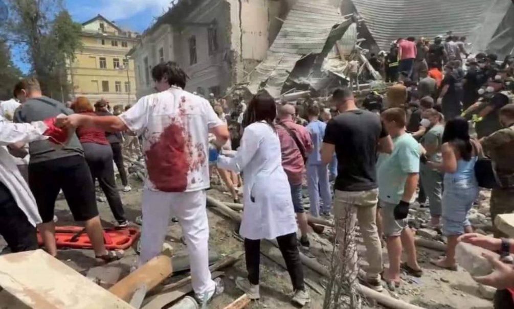 Фотографии окровавленного хирурга, после удара по киевской больнице Охматдет, оказались постановочными 