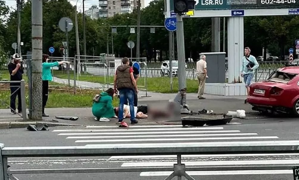 Иномарка впечатала в столб пешехода: полиция показала момент жесткой аварии в Петербурге 