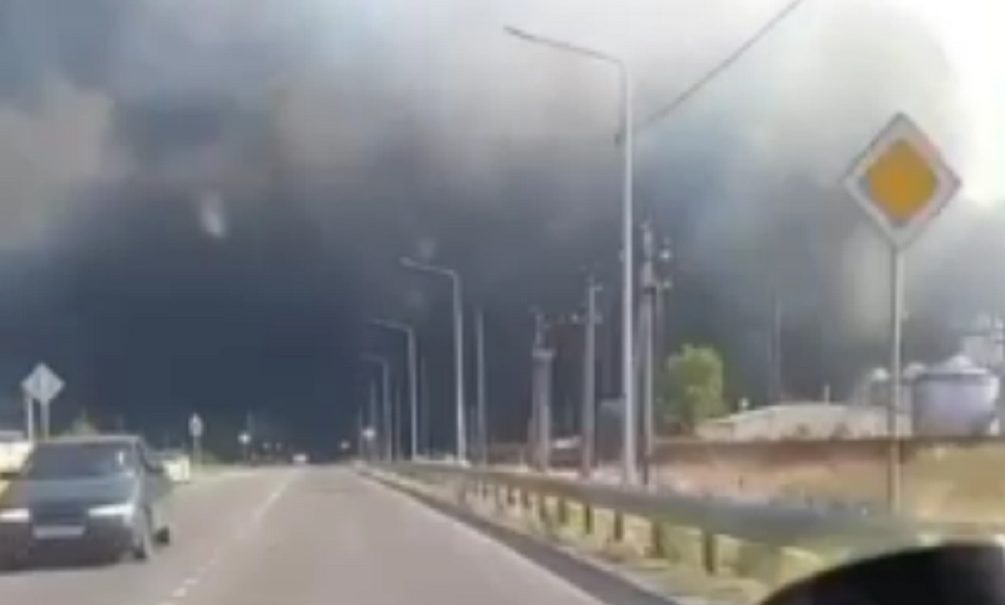 Крупный пожар тушат в Ростовской области, огонь грозит перейти на склад ГСМ 