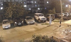 «Утром пойдешь домой, переживать будут»: неадекват увел мальчика к себе домой в Балаково