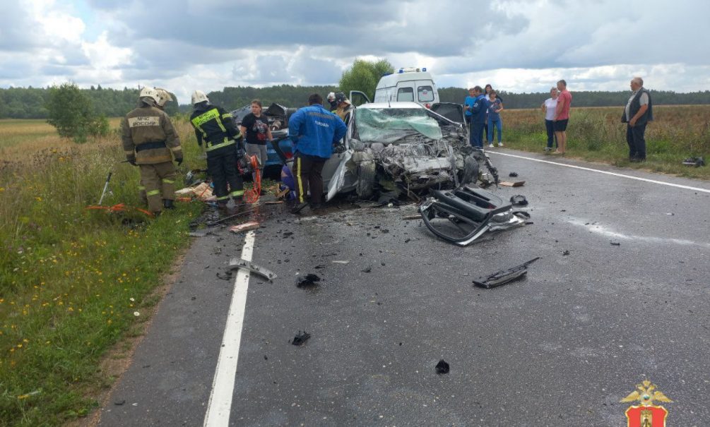 Погибли все, кроме водителя: смертельное ДТП произошло в Тверской области 