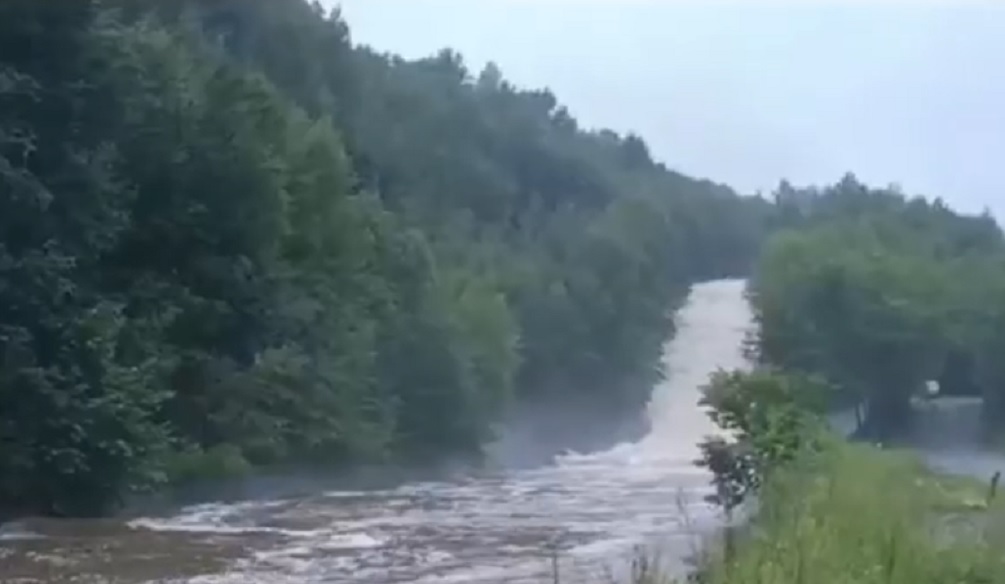 Пропали без вести: трех сапбордистов затянуло в шлюз сброса воды в Приморье 