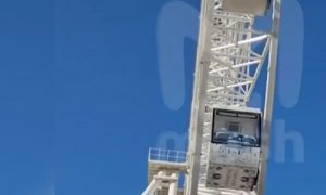 Люди застряли на колесе обозрения в Москве