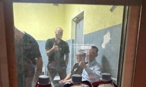 На полицейских, задержавших разбиравшихся с мигрантами активистов, завели дело