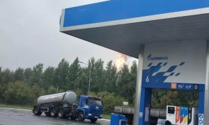 «Думала, землетрясение»: мощный взрыв произошел на нефтезаводе в Омске