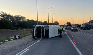 «Уснул за рулем»: маршрутка с 19 пассажирами перевернулась на трассе под Анапой