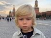 В Сети завирусилось видео с мальчиком, читающим стих о русских на фоне Кремля