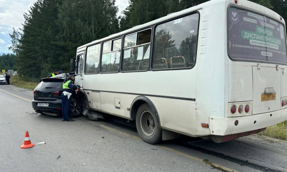 Девять человек пострадали в столкновении автобуса с иномаркой под Первоуральском 