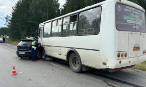 Девять человек пострадали в столкновении автобуса с иномаркой под Первоуральском