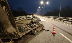 Трое погибли: автомобили сгорели после страшной аварии в Тверской области