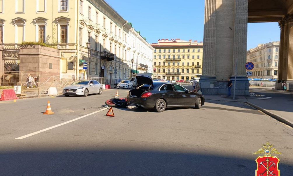 Протаранивший Mercedes в Петербурге байкер попал на видео 