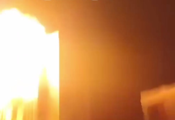 «Господи, не надо»: в Орле после повторного удара дрона загорелся жилой дом 